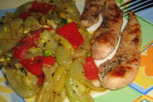 Gratar din piept de pui cu legume la tigaie