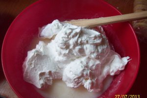 Diplomat cu iaurt si fructe de padure