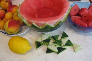 Salata de fructe in cupe de pepene
