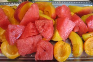 Salata de fructe in cupe de pepene