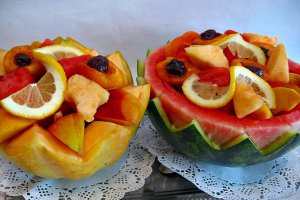 Salata de fructe in cupe de pepene