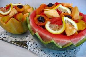 Salata de fructe in cupe de pepene