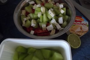 Salata de vara cu branza Milkana si inele de calamar