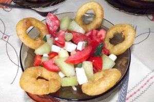 Salata de vara cu branza Milkana si inele de calamar