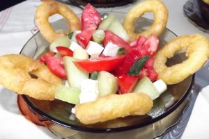 Salata de vara cu branza Milkana si inele de calamar