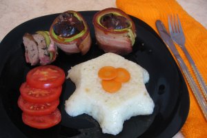 Rulouri de bacon cu dovlecel si ficatei de pui