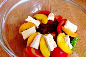 Salata cu piersici si branza brie