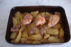 Ciocanele de pui cu cartofi la cuptor