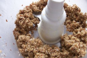 Mini tarte cu nuca de cocos raw