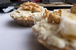 Mini tarte cu nuca de cocos raw