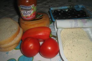 Sandvis cu mascarpone si pesto