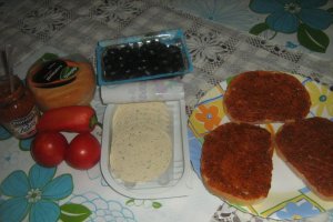 Sandvis cu mascarpone si pesto