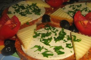 Sandvis cu mascarpone si pesto