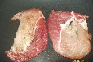 Cotlet de porc cu sos de zucchini