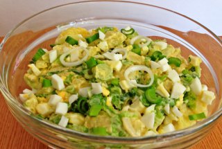 Salata de cartofi cu oua si salata verde