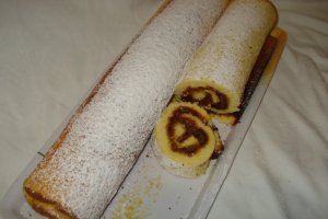 Rulada cu gem de piersici