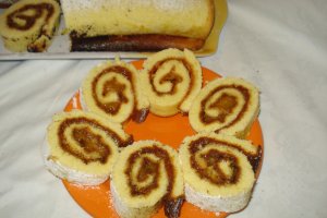 Rulada cu gem de piersici
