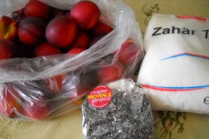 Gem de nectarine cu levantica