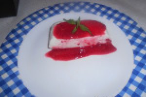 Crema de frisca cu coulis de zmeura
