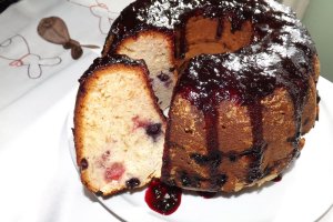 Guguluf cu fructe de padure si gem de mure