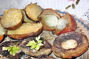 Cartofi și ceapă coapte în jar