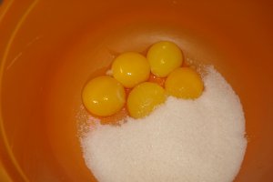 Tort cu blat de nuca si crema de zmeura