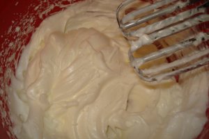 Tort cu blat de nuca si crema de zmeura
