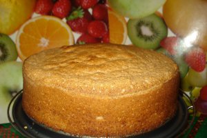 Tort cu blat de nuca si crema de zmeura