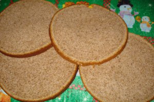 Tort cu blat de nuca si crema de zmeura