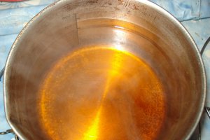 Tort cu blat de nuca si crema de zmeura