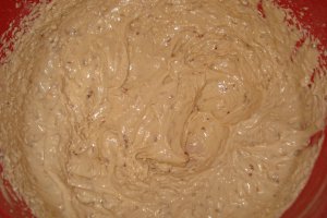 Tort cu blat de nuca si crema de zmeura