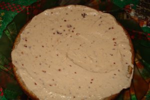 Tort cu blat de nuca si crema de zmeura