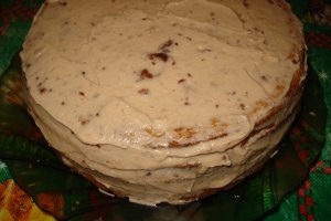 Tort cu blat de nuca si crema de zmeura