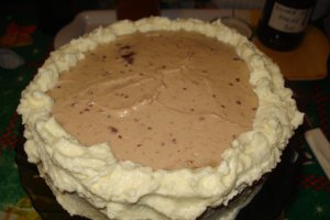 Tort cu blat de nuca si crema de zmeura