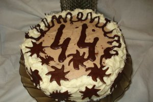 Tort cu blat de nuca si crema de zmeura