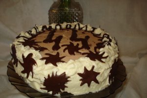 Tort cu blat de nuca si crema de zmeura