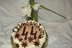 Tort cu blat de nuca si crema de zmeura