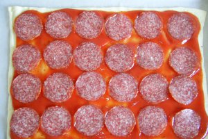 Pizza salami cu porumb