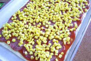 Pizza salami cu porumb