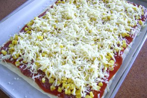 Pizza salami cu porumb