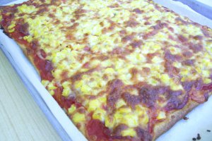 Pizza salami cu porumb
