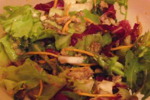 Salata verde cu ton si nuci