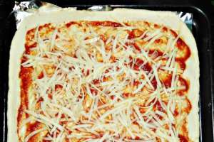 Pizza cu piept de pui