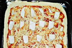 Pizza cu piept de pui
