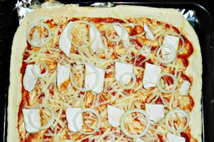 Pizza cu piept de pui