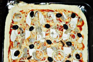Pizza cu piept de pui