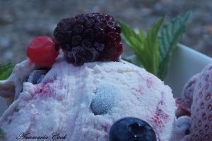 Inghetata rapida cu mascarpone si fructe de padure