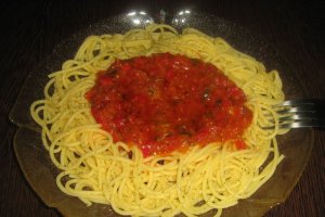 Spaghete din porumb cu sos de legume