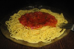 Spaghete din porumb cu sos de legume