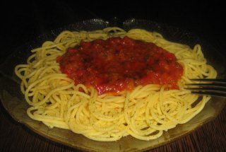 Spaghete din porumb cu sos de legume